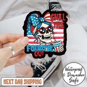 Chill The Fourth Out PNG 4 juillet autocollant/aimant de voiture, squelette 4 juillet rétro 4 juillet Snarky America Independence Day Sticker