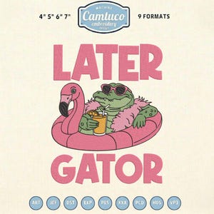 Può includere: Un disegno per ricamo con un fenicottero rosa gonfiabile e un alligatore verde con occhiali da sole e una boa rosa, che tiene in mano una bevanda. Il testo "LATER GATOR" è sopra e sotto l'immagine. Disponibile in 9 formati.