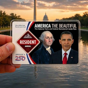 Pode incluir: Um passe de plástico transparente "America the Beautiful" para os parques nacionais. O passe apresenta retratos de George Washington e Barack Obama, com o texto "AMERICA THE BEAUTIFUL" e "RESIDENT ANNUAL".