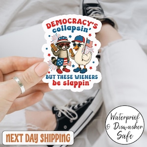 Sticker La démocratie s'effondre mais ces saucisses vous giflent, Sticker libéral 4 juillet, Sticker patriotique, Sticker anti MAGA, Sticker anti Trump