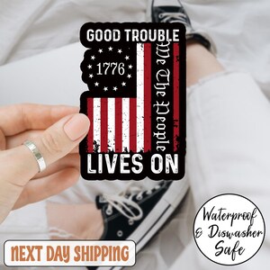 Pegatina de la bandera de Estados Unidos "Good Trouble Lives On America", pegatina de John Lewis, pegatina a favor de la democracia, pegatina de los derechos civiles, pegatina de protesta, pegatina anti Trump