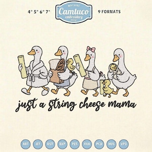 Puede incluir: Un diseño de bordado que presenta una fila de gansos de dibujos animados, cada uno llevando objetos como queso en hebras y pan. El texto "just a string cheese mama" está debajo de los gansos. El diseño incluye el logotipo de diseño de bordado Camtuco y varias opciones de formato de archivo.