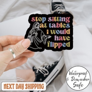 Smettila di sederti ai tavoli, mi sarei voltato! Divertente adesivo/magnete per auto raffigurante Gesù, regalo cristiano liberale progressista, adesivo antifascista, FDT