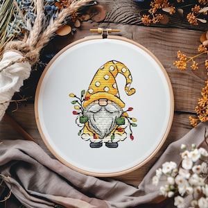 Padrão de ponto cruz de gnomo de Natal em PDF, ponto cruz contado de gnomo de Natal, presente fofo amarelo para casa, decoração de Natal para download instantâneo em PDF