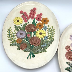 Vintage 1970&#39;s 3D Floral Ceramic Platter Wall Hanging, Ceramic Atlantic Mold, Hand Painted Hobbyist Wall Decor, Set of 2