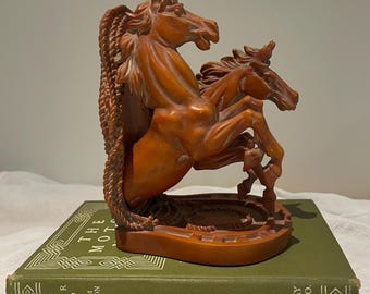 Vintage Wild mustang Buchstütze, Single Western Buchstütze, galoppierende Pferde, Reiterskulptur