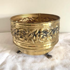 Jardinière vintage en laiton gaufré rose, pot à trois pieds griffes, fabriqué en Angleterre