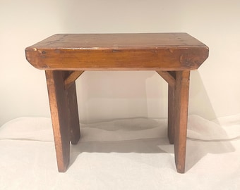 Sgabello rustico in legno massello vintage, sgabello artigianale primitivo, portavasi