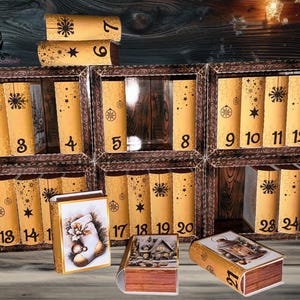 Könnte beinhalten: Adventskalender mit nummerierten Boxen und dekorativen buchförmigen Behältern. Die Boxen sind in einem Raster angeordnet, jede enthält eine Schriftrolle mit einer Nummer. Die Behälter zeigen festliche Illustrationen und sind mit 1-24 nummeriert.