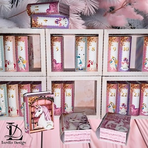 Könnte beinhalten: Eine Sammlung von Miniaturbüchern zum Thema Einhörner und dekorativen Boxen. Die Bücher sind in einem weißen Regal angeordnet, mit den Nummern 1-24 auf den Buchrücken. Die Boxen und Bücher zeigen Einhorn-Illustrationen und Glitzerakzente. Das Lumito Design-Logo ist sichtbar.