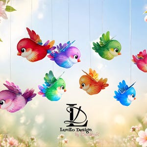 Puede incluir: Un móvil con ocho pájaros de dibujos animados coloridos en rojo, morado, verde, rosa, naranja y azul, suspendidos por hilos finos. Los pájaros tienen ojos grandes y plumas detalladas. Debajo aparece el texto Lunito Design by Bimbroks.