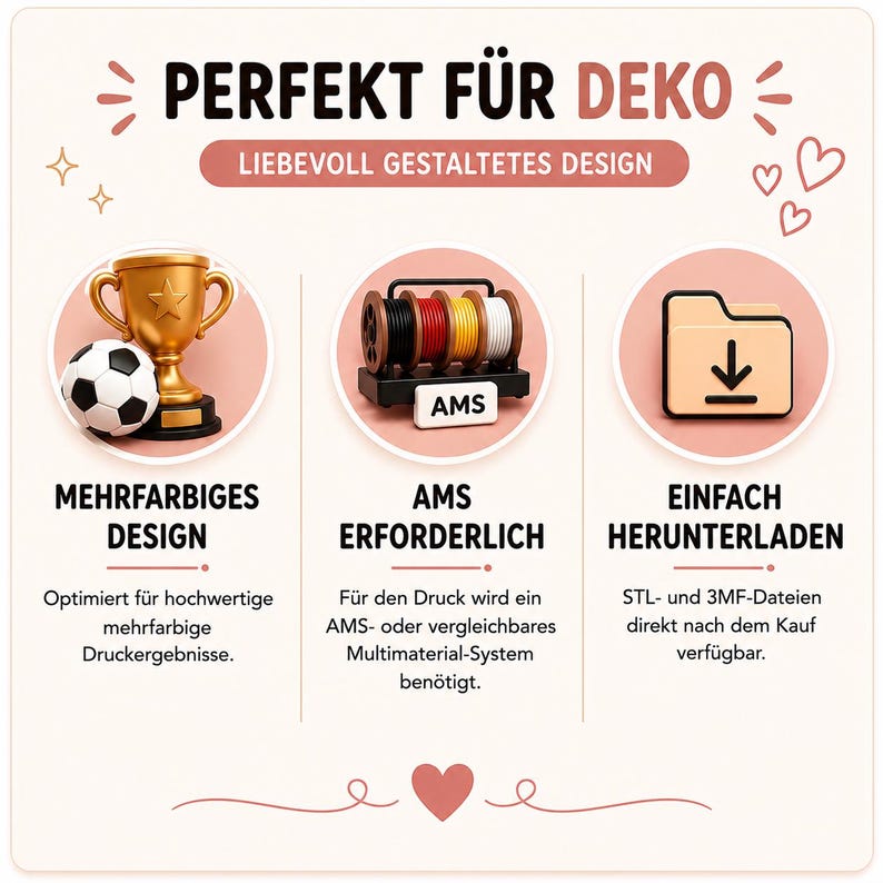 Op de afbeelding: Een digitale afbeelding met de tekst PERFEKT F&Uuml;R DEKO en LIEBEVOLL GESTALTETES DESIGN. Het bevat drie ronde iconen: een gouden trofee met een voetbal, een AMS-filamenthouder met meerdere spoelen en een icoon voor het downloaden van bestanden.
