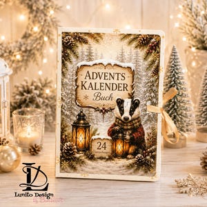 Könnte beinhalten: Ein rechteckiges Buch mit dem Titel Advents Kalender Buch, das einen Dachs in einer verschneiten Waldlandschaft mit Laternen und Tannen zeigt. Das Cover trägt die Zahl 24 und hat ein goldenes Verschlussband an der rechten Buchseite.