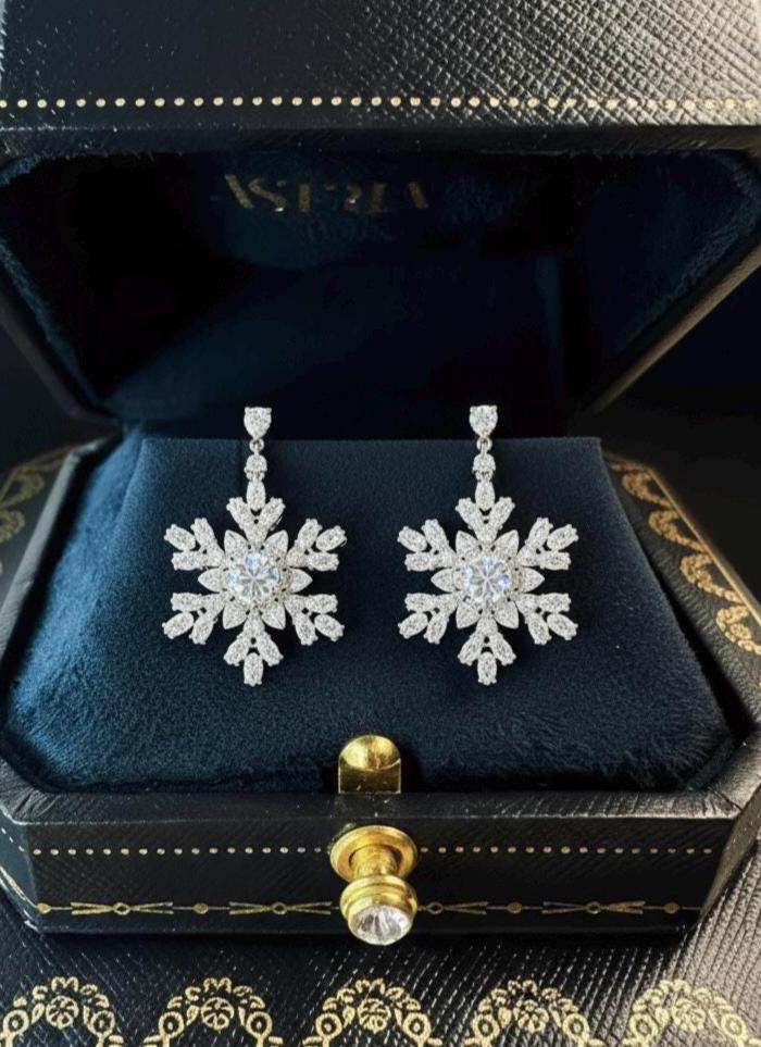 1/20 CT. T.W. Diamond Snowflake Stud Earrings in Sterling Silver