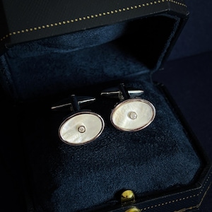 Gemelos de plata de ley S925 con nácar: un elegante regalo para el novio.
