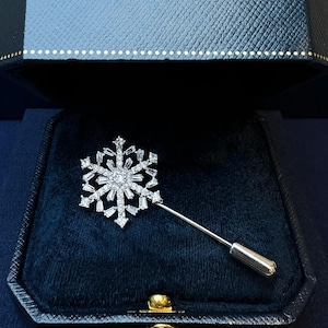 Broche de lapela em forma de floco de neve com cristal banhado a ouro: broche elegante de latão