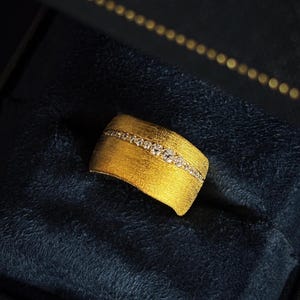 Vergoldeter Sterlingsilber CZ-Ring: Breites gebürstetes Band