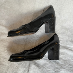 Sapatos vintage Bloomingdales de couro preto com salto bloco / sapatos de salto grosso dos anos 90