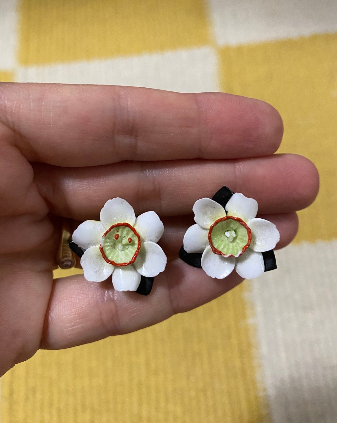 Vintage Porcelain Flower Earrings / 60s Mod Flower Power Vintage Clip