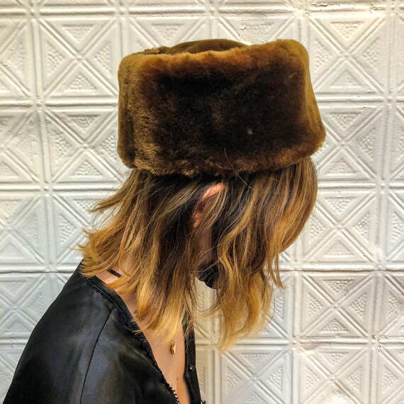 vintage fur pillbox hat / womens fur winter hat