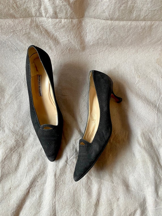 vintage Manolo Blahnik pumps / y2k kitten heel bl… - image 2