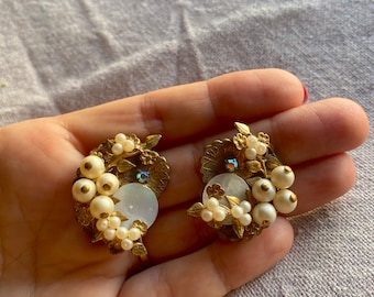 vintage ornate gold and faux pearl clip on earrings / ornate floral cluster earrings