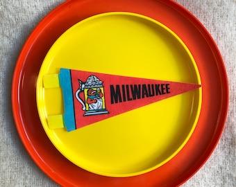 vintage 60s Milwaukee felt souvenir pennant / travel pennant / banner / small gift