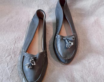 vintage hushpuppies loafers: 70s/80s womens gray leather flats