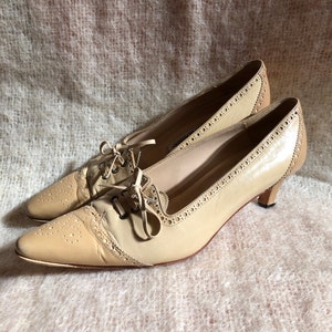 vintage Manolo Blahniks / cream leather pointy toe kitten heel / Y2k pointed toe brogue low heels