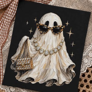 Puede incluir: Una pintura al óleo sobre un lienzo cuadrado negro que representa una figura fantasmagórica blanca con gafas de sol de estampado de leopardo y un collar de cristales grueso. El fantasma sostiene un pequeño bolso rectangular incrustado de cristales. Estrellas doradas rodean la figura.