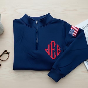 Bestickter J.E.E Inspirierter Viertel-Zip-Pullover, USA-Ärmel-Sweatshirt, Monogramm Blau Fleece Unisex-Pullover