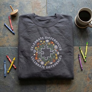 Sweat à capuche brodé Célébrer les différences, sweat-shirt casse-tête floral circulaire, haut de soutien de la neurodiversité, vêtements d'inclusion de fleurs sauvages