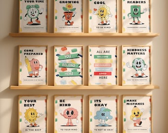 Può includere: Una collezione di poster incorniciati con messaggi motivazionali e personaggi dei cartoni animati. I poster sono esposti su mensole di legno. I messaggi includono "Prenditi il tuo tempo", "Continua a crescere" e "È fantastico". La tavolozza dei colori è principalmente beige.