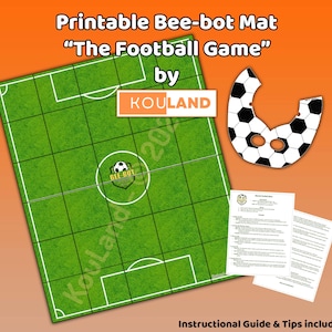Könnte beinhalten: Druckbarer Bee-bot-Teppich für ein Fußballspiel. Der Teppich ist grün mit weißen Linien und einem Mittelkreis. Der Teppich enthält einen Bee-bot-Roboter und einen Fußball. Der Teppich enthält auch eine Anleitung und Tipps.