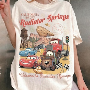 Camiseta vintage Radiator Springs Comfort Colors, camiseta Lightning McQueen Disney Pixar Cars, camiseta da família Pixar Cars, roupa para férias na Disney Natural/ Ivory