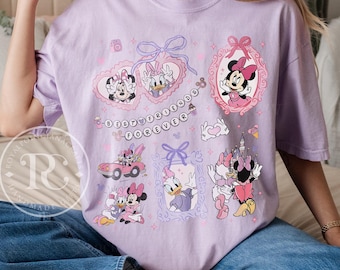 Camisa retrô com laços da Minnie e da Daisy, cores confortáveis, camisa da Disney Bestie, camisa da Disney Girls Trip, camiseta feminina combinando com o Magic Kingdom da WDW