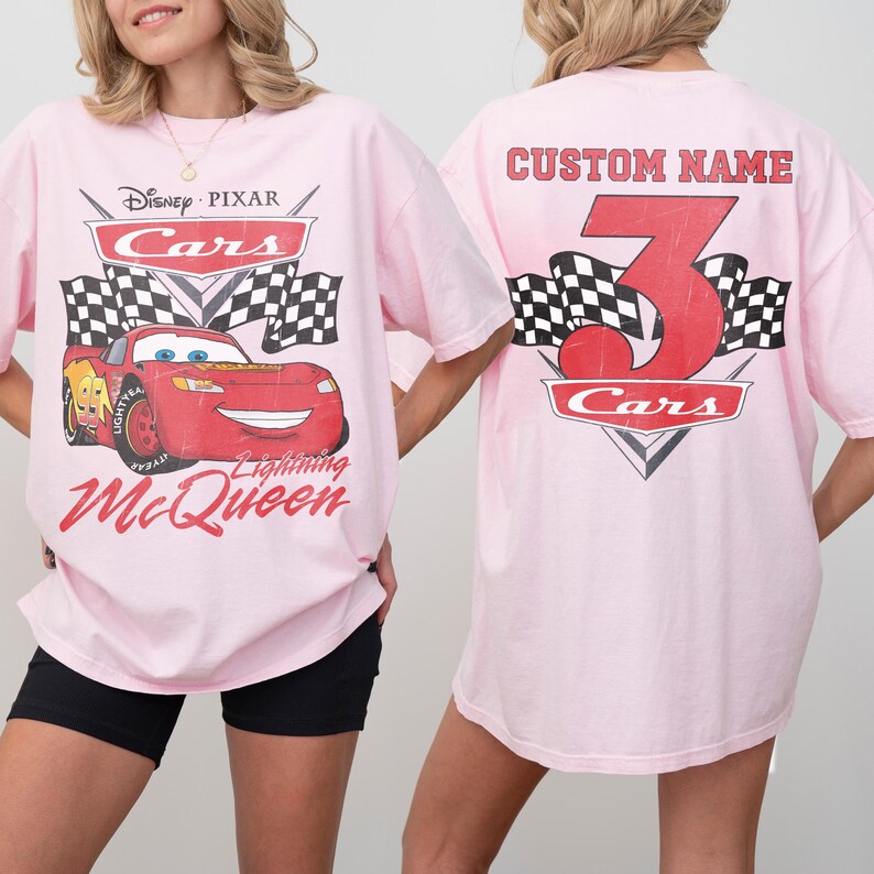 Może przedstawiać: Biały ceramiczny kubek z czarnym uchwytem i napisem "But First, Coffee" czarną, odręczną czcionką. Kubek stoi na białej powierzchni.