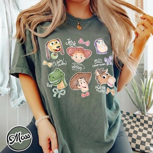 K&ouml;nnte beinhalten: Eine wei&szlig;e Keramik-Tasse mit schwarzem Henkel und dem Text "But First, Coffee" in schwarzer, fetter Schrift. Die Tasse steht auf einer wei&szlig;en Oberfl&auml;che.