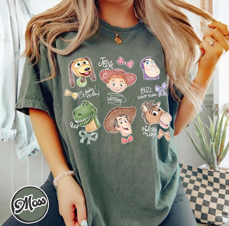 K&ouml;nnte beinhalten: Eine wei&szlig;e Keramik-Tasse mit schwarzem Henkel und dem Text "But First, Coffee" in schwarzer, fetter Schrift. Die Tasse steht auf einer wei&szlig;en Oberfl&auml;che.