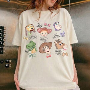 Retro Toy Story Comfort Colors Shirt, Toy Story Checkered Signature Group Shirt, Woody, Buzz, Jessie, Slinky, Disneyland Familie Passendes T-Shirt Natural/ Ivory