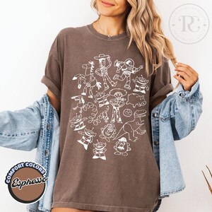 Camiseta unisex de Disney Pixar Toy Story Doodles Comfort Colors, camiseta de dibujos animados de Woody y Buzz Lightyear, camiseta a juego para regalar en un viaje familiar a Disneyland. Espresso