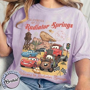 Pode incluir: Uma placa de madeira r&uacute;stica com o texto "Welcome to our home" em letras brancas. A placa apresenta um acabamento desgastado e um design simples e convidativo, perfeito para uma varanda ou entrada.