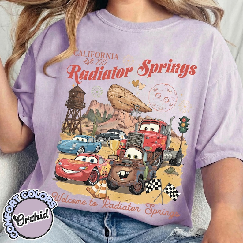 Pode incluir: Uma placa de madeira r&uacute;stica com o texto "Welcome to our home" em letras brancas. A placa apresenta um acabamento desgastado e um design simples e convidativo, perfeito para uma varanda ou entrada.