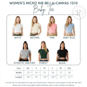 K&ouml;nnte beinhalten: Produktbild eines Baby Tee Women's Micro Rib Bella+Canvas 1010 in Wei&szlig;, Natur, Pink, Babyblau, Athletic Heather, Forest und Schwarz. Die Abbildung enth&auml;lt eine Gr&ouml;&szlig;entabelle mit Ma&szlig;en in Zentimetern.