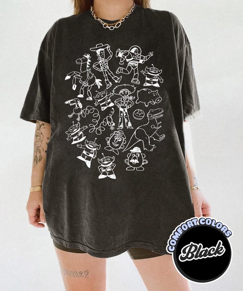 Camiseta unisex de Disney Pixar Toy Story Doodles Comfort Colors, camiseta de dibujos animados de Woody y Buzz Lightyear, camiseta a juego para regalar en un viaje familiar a Disneyland. Black