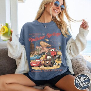 Pode incluir: Uma placa de madeira r&uacute;stica com o texto "Welcome to our home" em estilo manuscrito. A placa apresenta um acabamento desgastado e um design simples e convidativo, perfeito para uma varanda ou entrada.