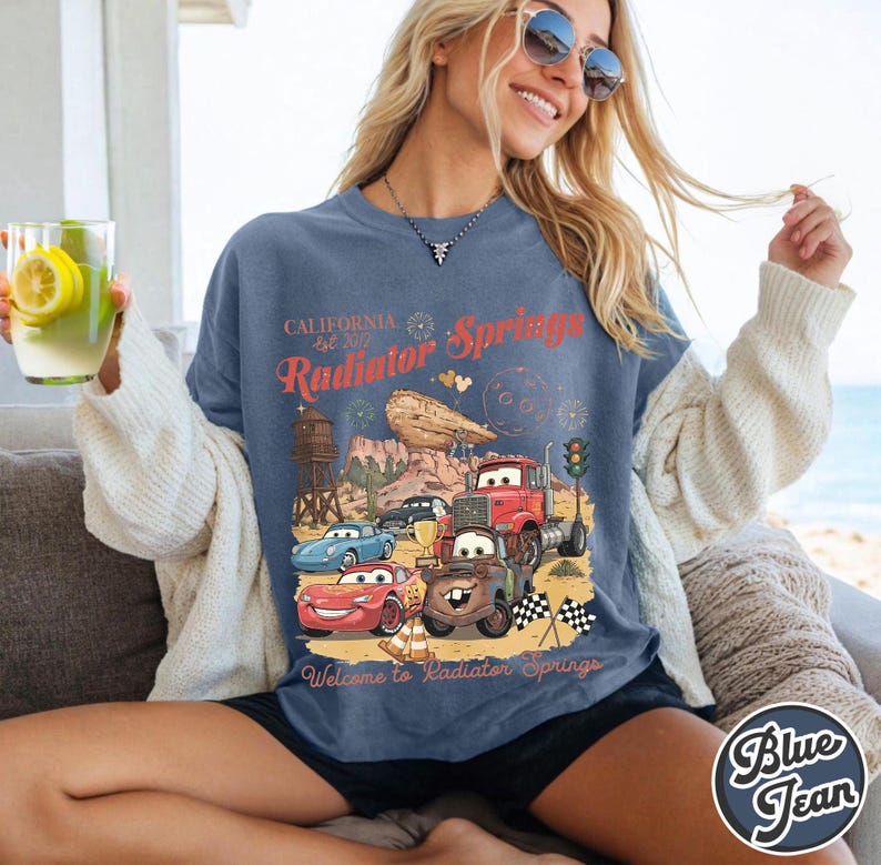 Pode incluir: Uma placa de madeira r&uacute;stica com o texto "Welcome to our home" em estilo manuscrito. A placa apresenta um acabamento desgastado e um design simples e convidativo, perfeito para uma varanda ou entrada.