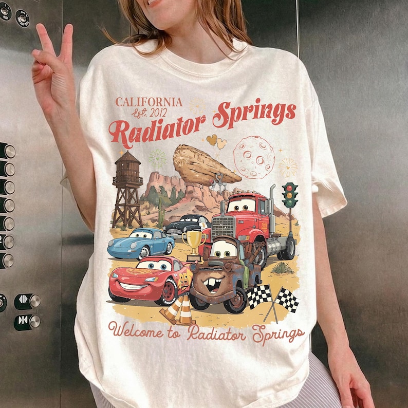 Camiseta vintage Radiator Springs Comfort Colors, camiseta Lightning McQueen Disney Pixar Cars, camiseta da família Pixar Cars, roupa para férias na Disney Natural/ Ivory