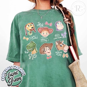 Retro Toy Story Comfort Colors Shirt, Toy Story Checkered Signature Group Shirt, Woody, Buzz, Jessie, Slinky, Disneyland Familie Passendes T-Shirt Light Green