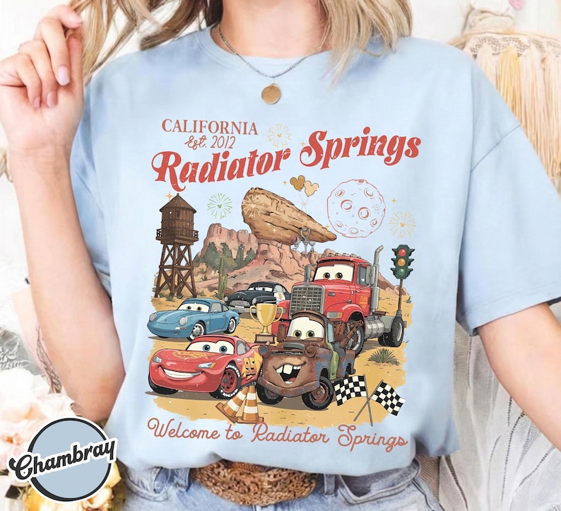 Pode incluir: Uma caneca de cer&acirc;mica branca com uma al&ccedil;a preta e o texto "But First, Coffee" em negrito preto. A caneca est&aacute; sobre um fundo neutro, destacando seu design simples.